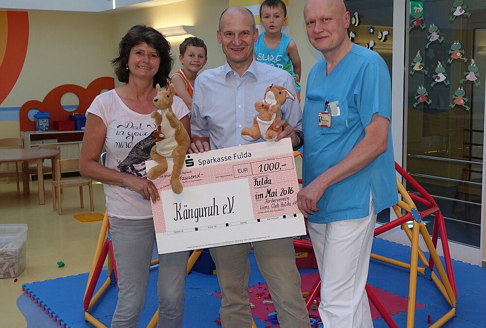 Känguruh hilft kranken Kindern – jüngst auch Flüchtlingskindern