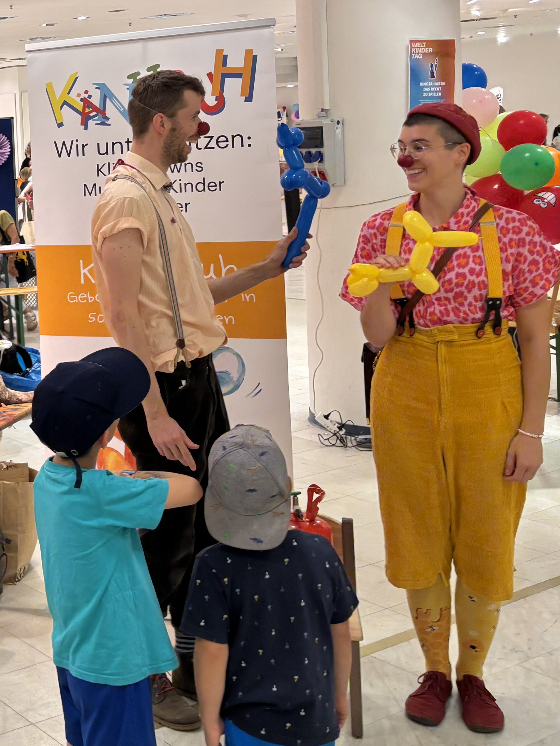 Clowns auf dem Weltkindertag im Karlchen Känguruh Stand